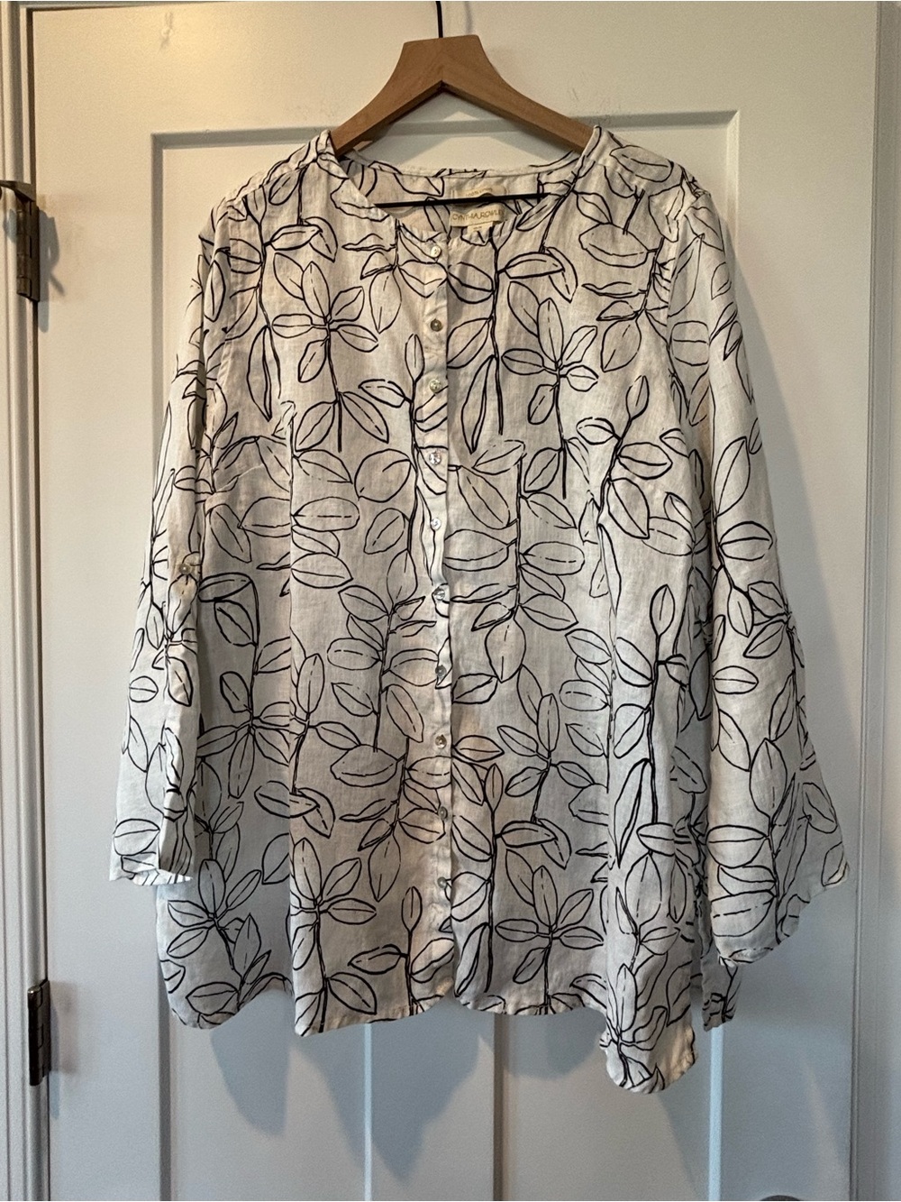 Cynthia Rowley Plus White Button-Front Top Black Leaf Outline Roll Tab 2X